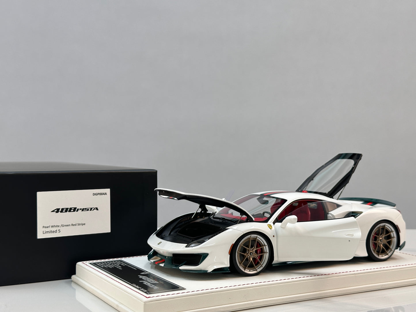 DM Pro 1:18 Ferrari 488P (White Base) — Style D: GUCCI Edition — Fully Opening Resin Model (DGP004A)
