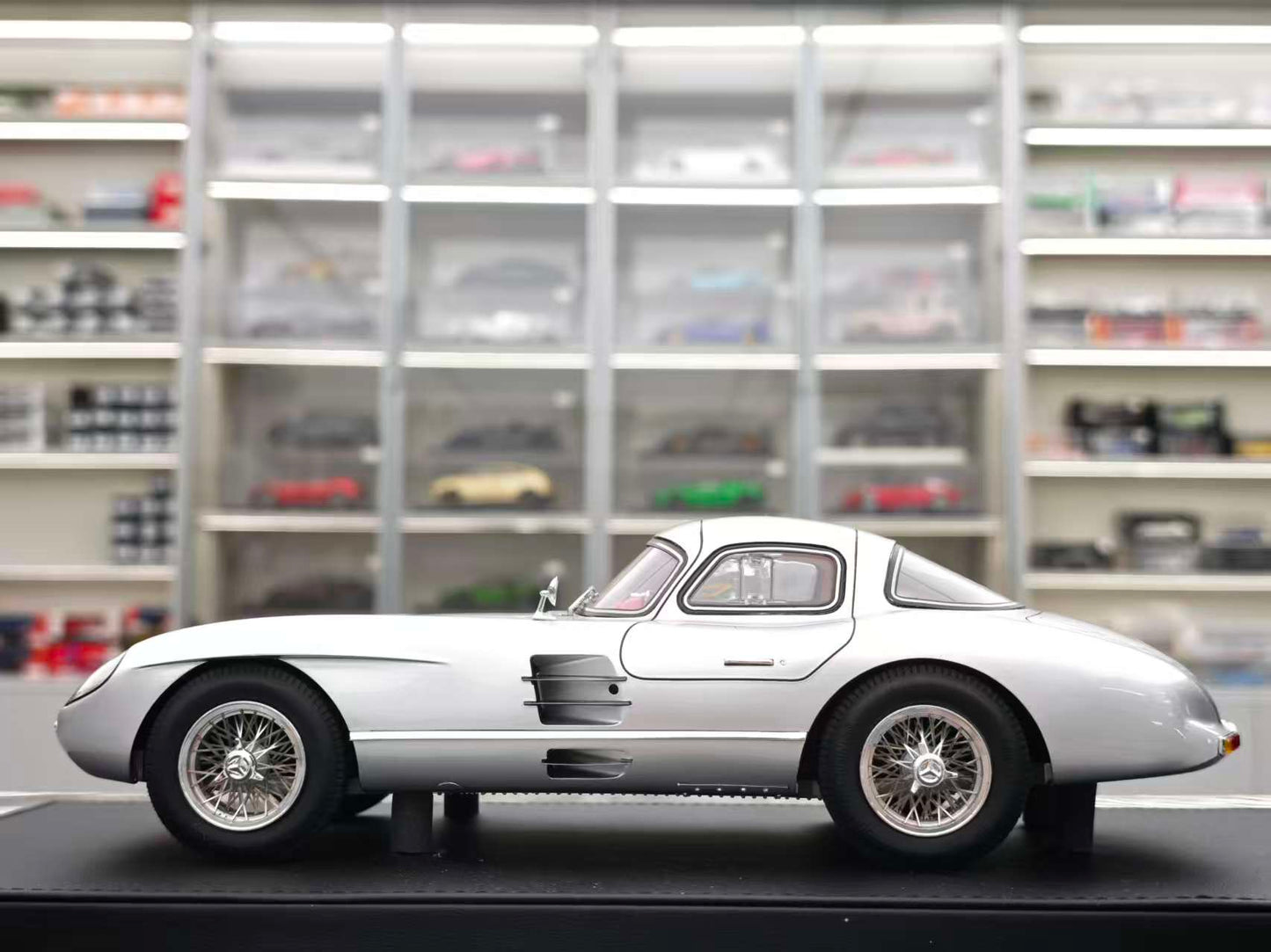 V8 MODEL 1/18 Mercedes 300SLR Silver V8001