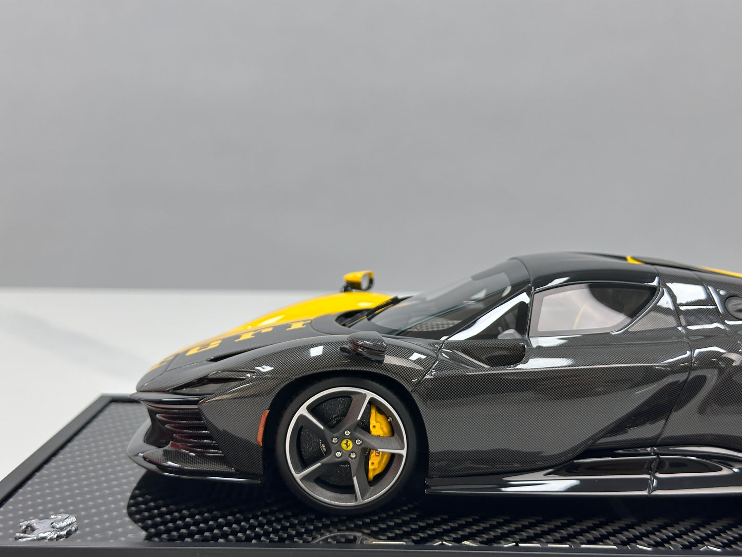 BBR 1:18 Ferrari Daytona SP3 (Red Box Edition) – Modena Yellow + Black Carbon Fiber (P18224TMOCH)