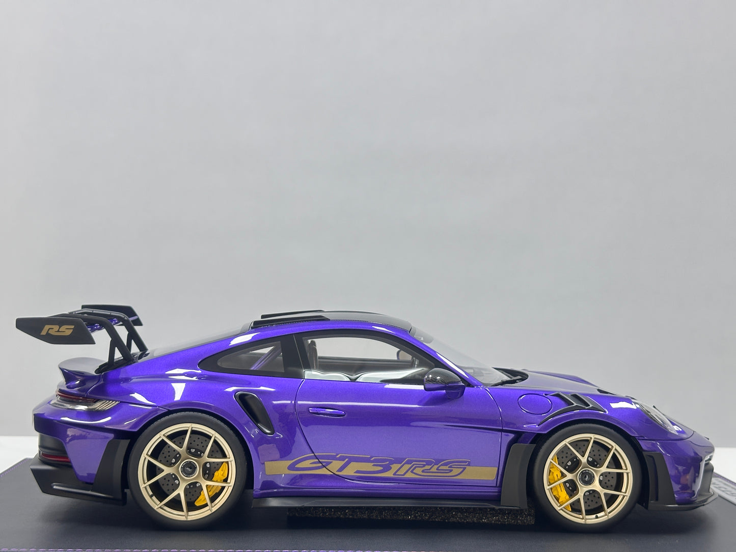 IVY 1/12 Porsche 992 GT3 RS – Purple with Gold Wheels (IVY245)
