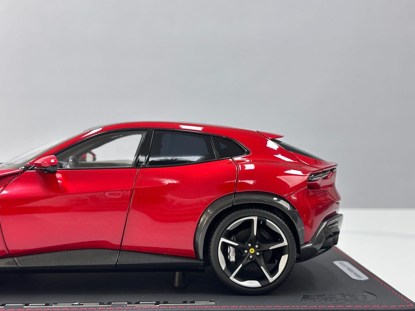 BBR 1/18 Ferrari Purosangue – Rosso Magma Metallic (Leather Base) – HE180052BDIE