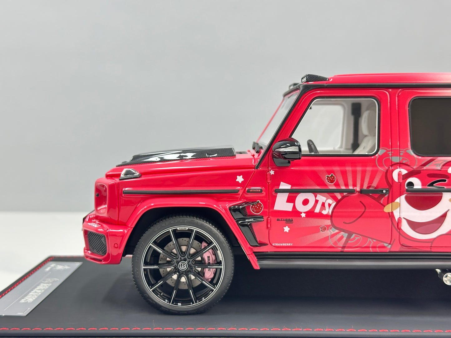 BBA Model 1/18 Brabus G800 "Lotso" (Strawberry Bear) BBA083