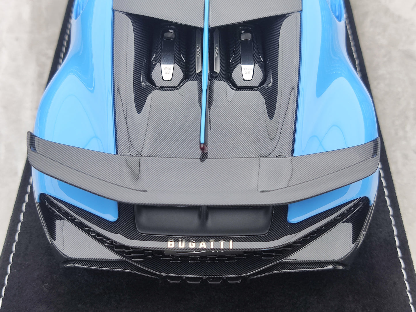 HH Model 1/18 Bugatti Divo Ocean Blue HH507