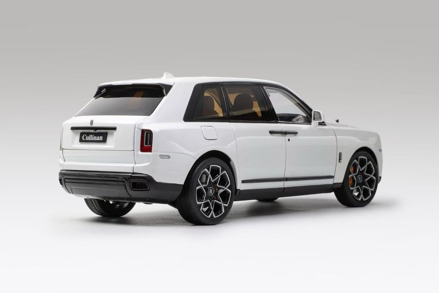 OEM leather version, 1/18 scale alloy full-opening Rolls-Royce Cullinan BB fishing seat version