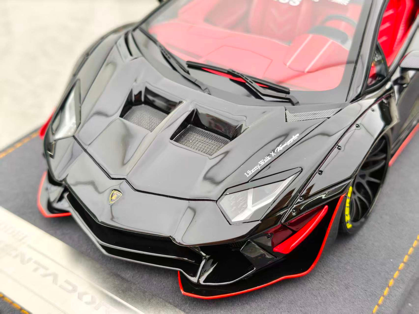 ARES MODEL 1/18 Lamborghini Aventad 2.0 ROADSTER Black/Red ARES013