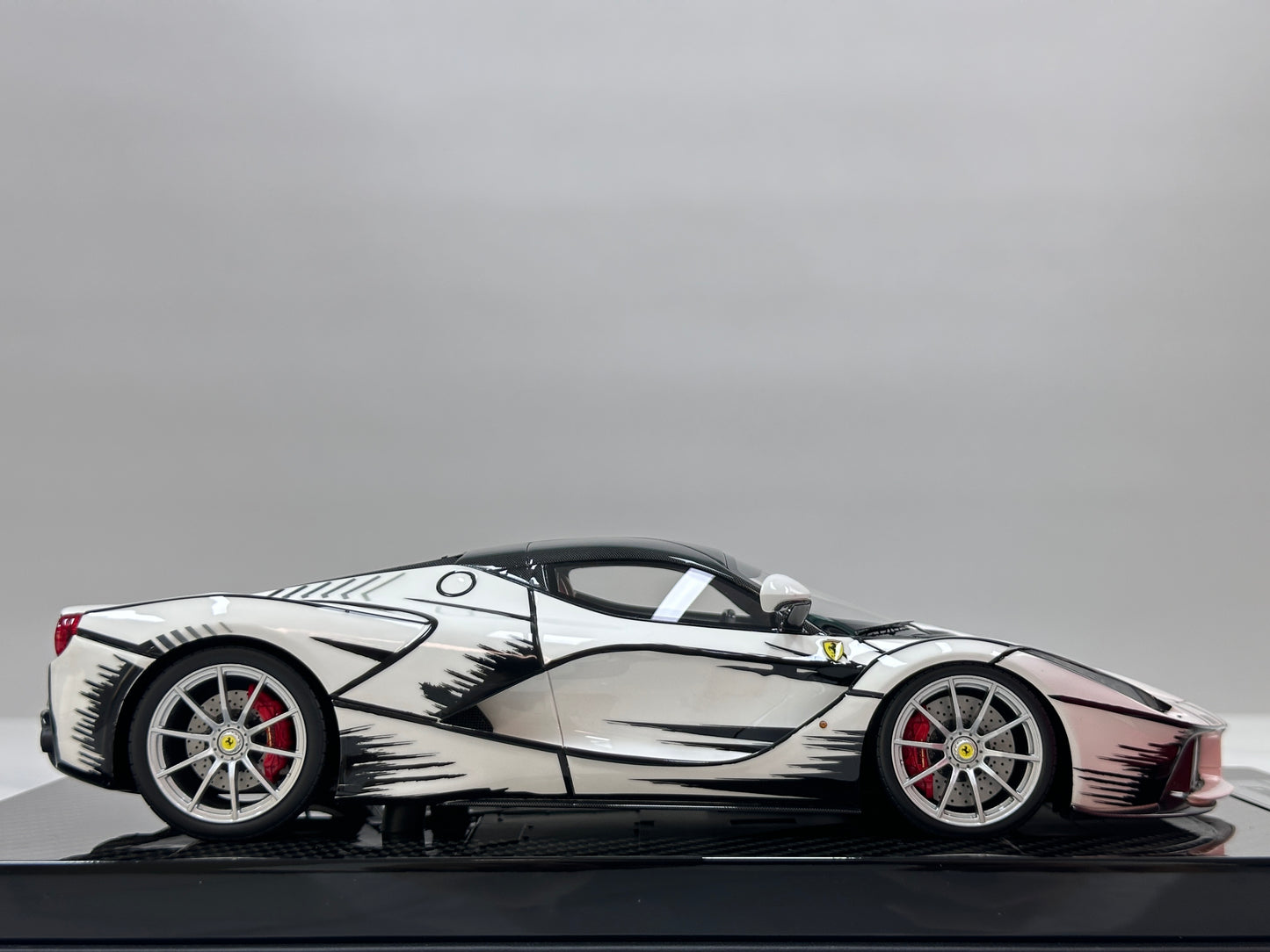 GAVIN + ZigzagYoungste 1:18 Ferrari LaFerrari — Anime-Themed Livery (GA005)