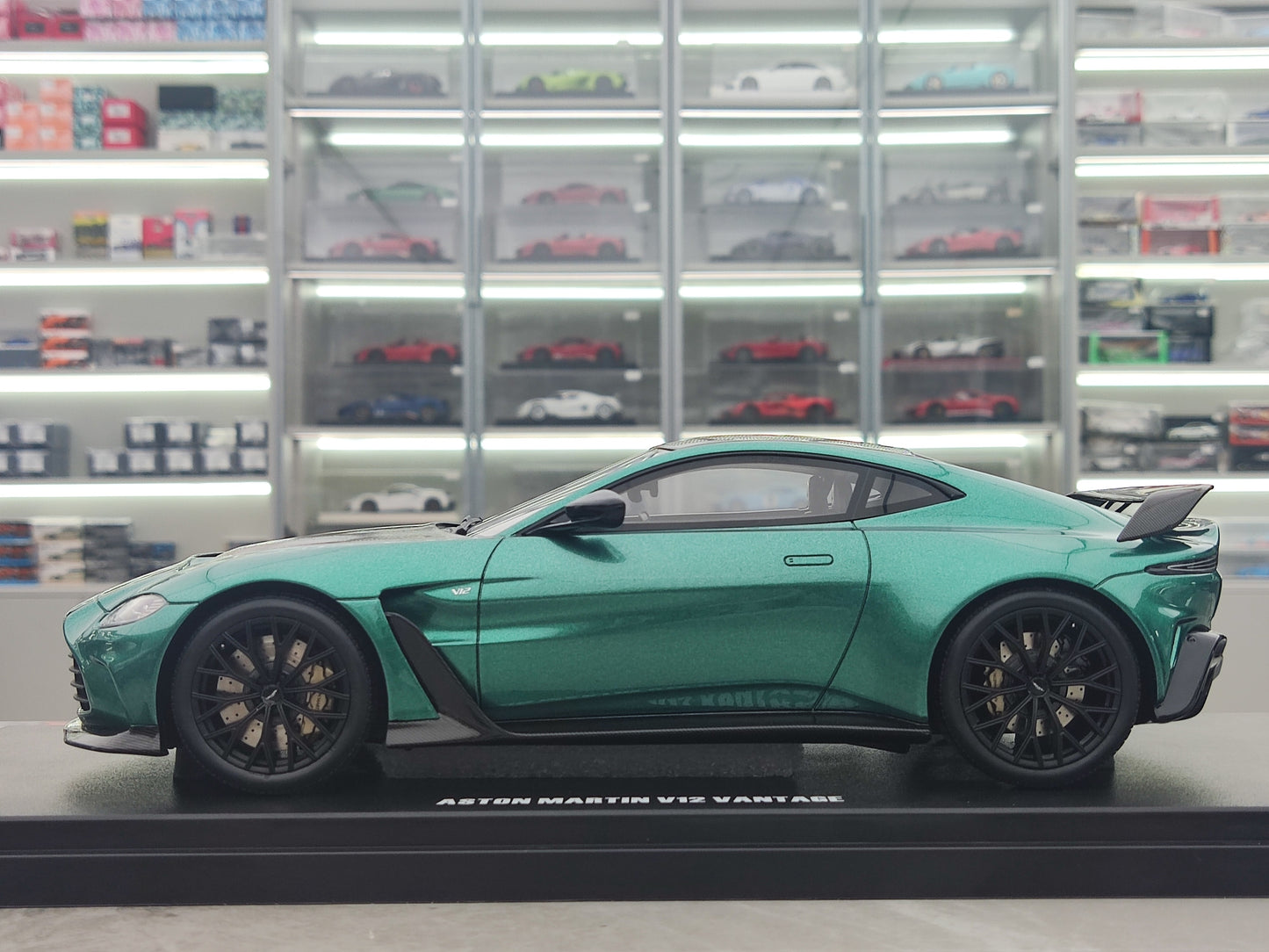 GT Spirit 1/18 Aston Martin V12 VANTAGE Verda Simulada Modelaŭto GT922