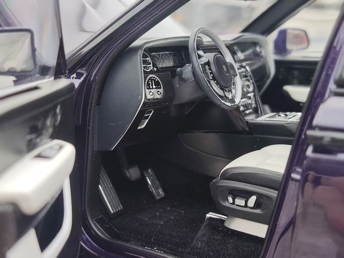 ZP 1/18 Rolls-Royce Cullinan BB Fishing Seat Edition, Leather Suitcase Version, Metallic Purple ZP111