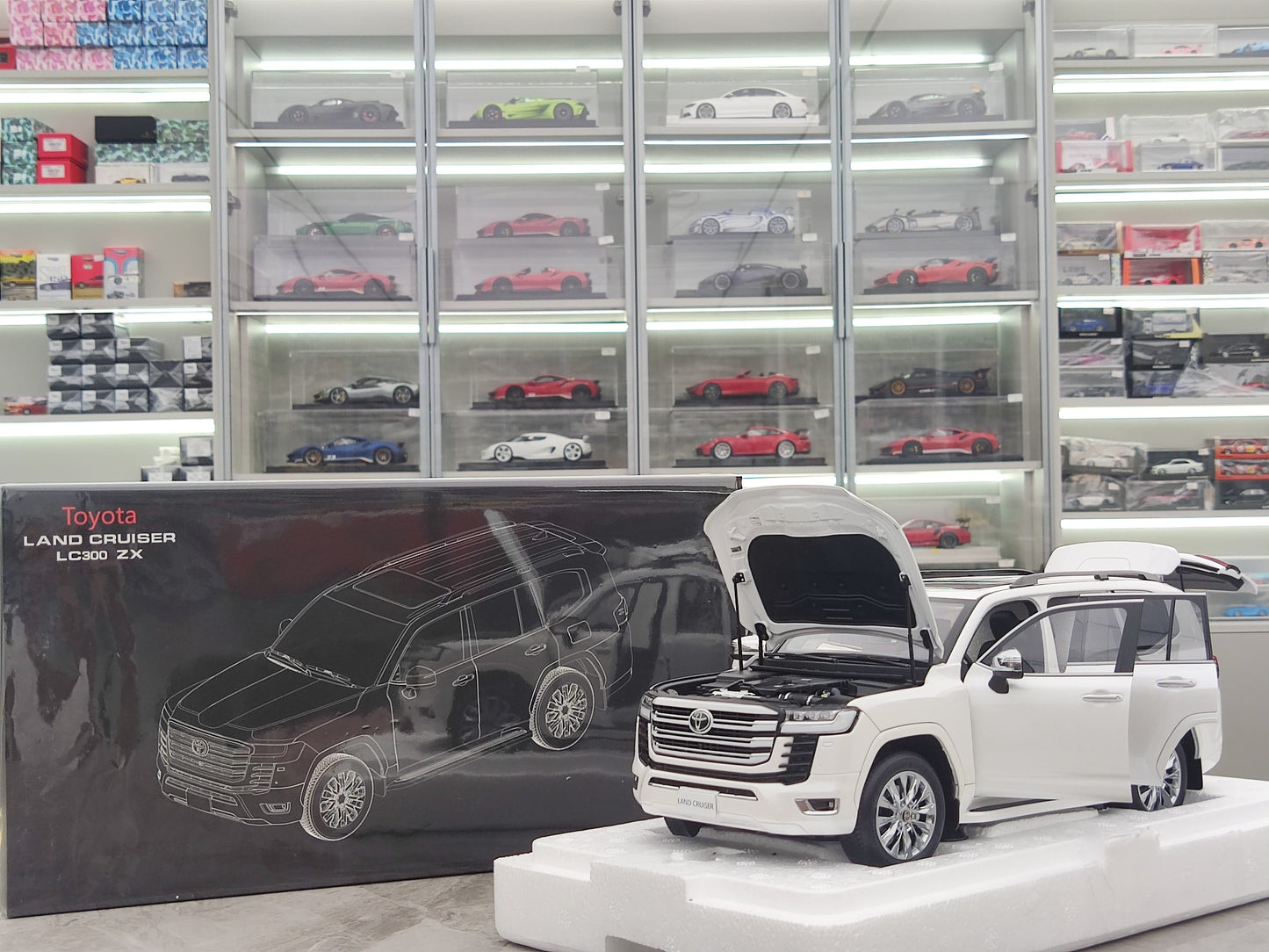 LCD 1/18 Toyota Land Cruiser LC300 ZX White Alloy Car Model LCD113