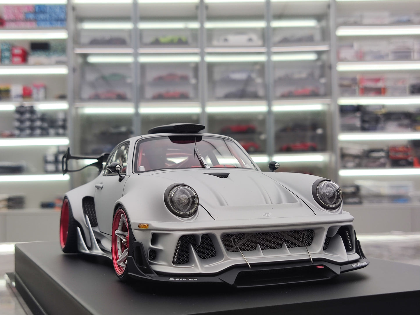Dreamwalkers 1/18 Porsche CHEVALIER D995 Silver Simulated Car Model C-D995-SA01