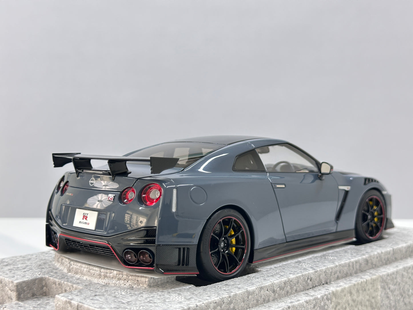 MOTORHELIX 1/18 Nissan GT-R NISMO (R35) Special Edition 2022 Stealth Grey MH369