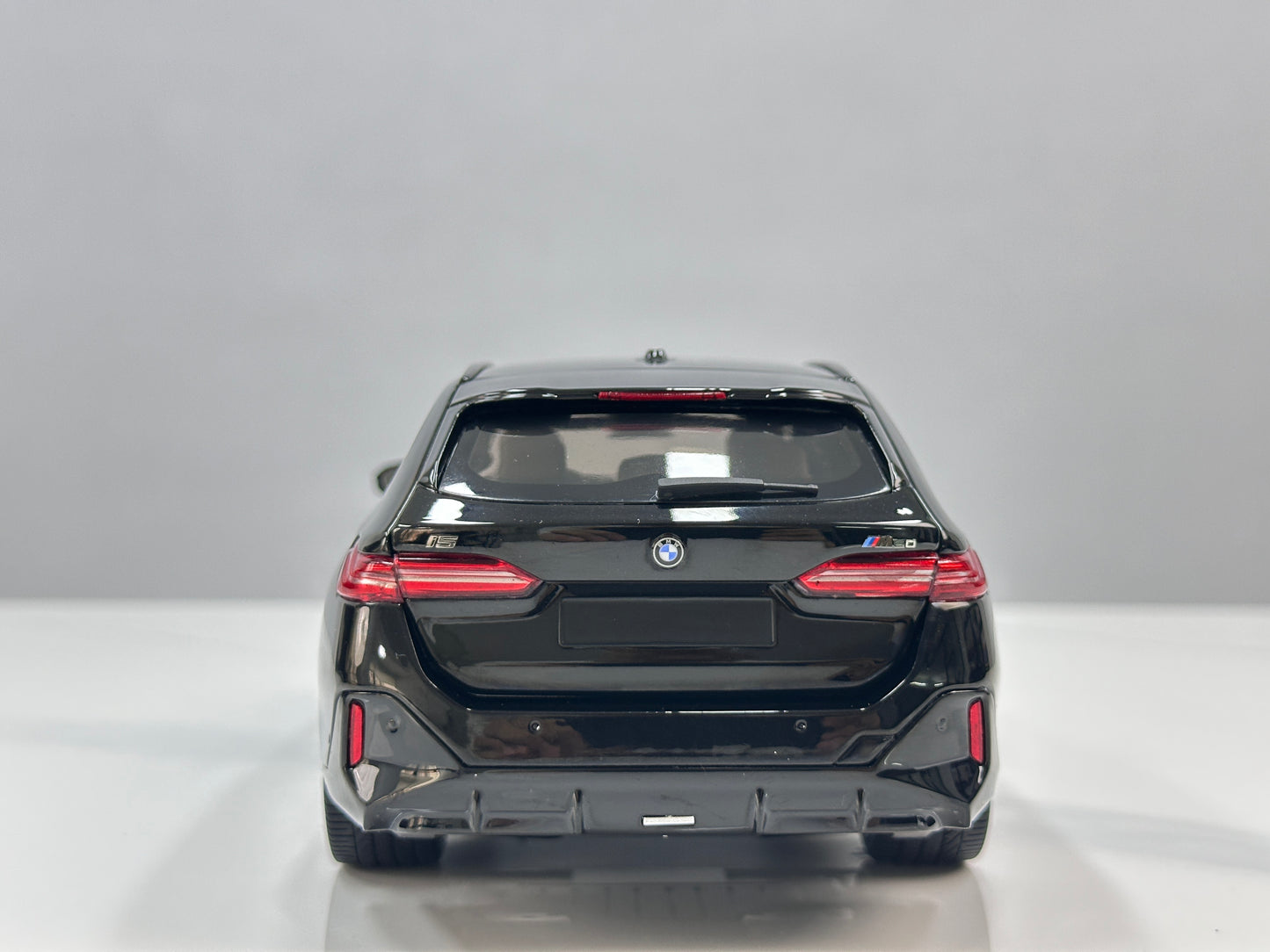 MINICHAMPS 1/18 BMW i5 M60 Touring 2024 Metallic Black 110023602