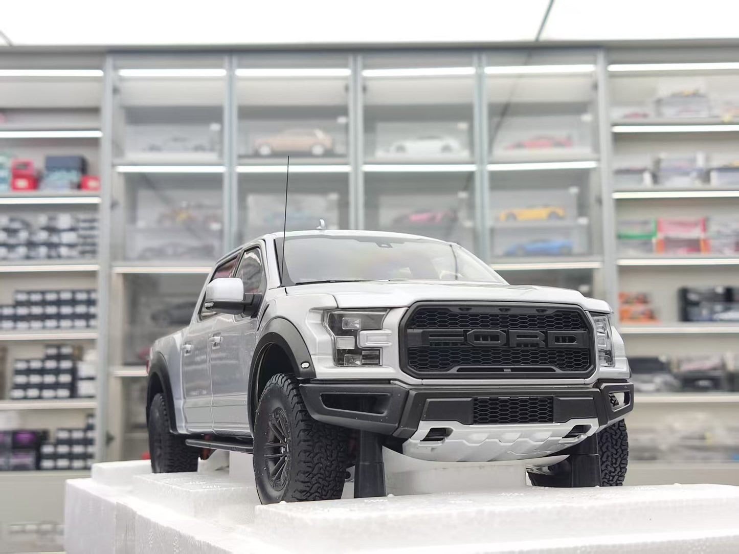 AUTO Art 1/18 Ford F-150 RAPTOR SUPERCREW 2019 Silver 72950