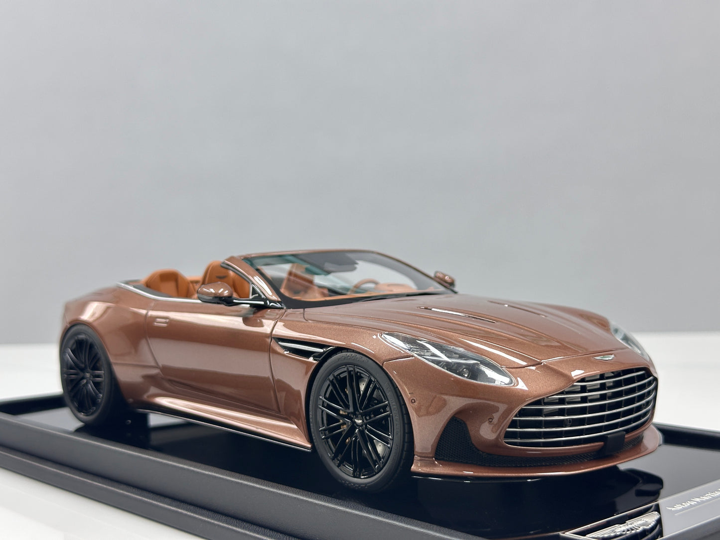 Xiaoguang Model & MotorHelix 1/18 Aston Martin DB12 Volante Convertible – Glamour Copper (MH386)