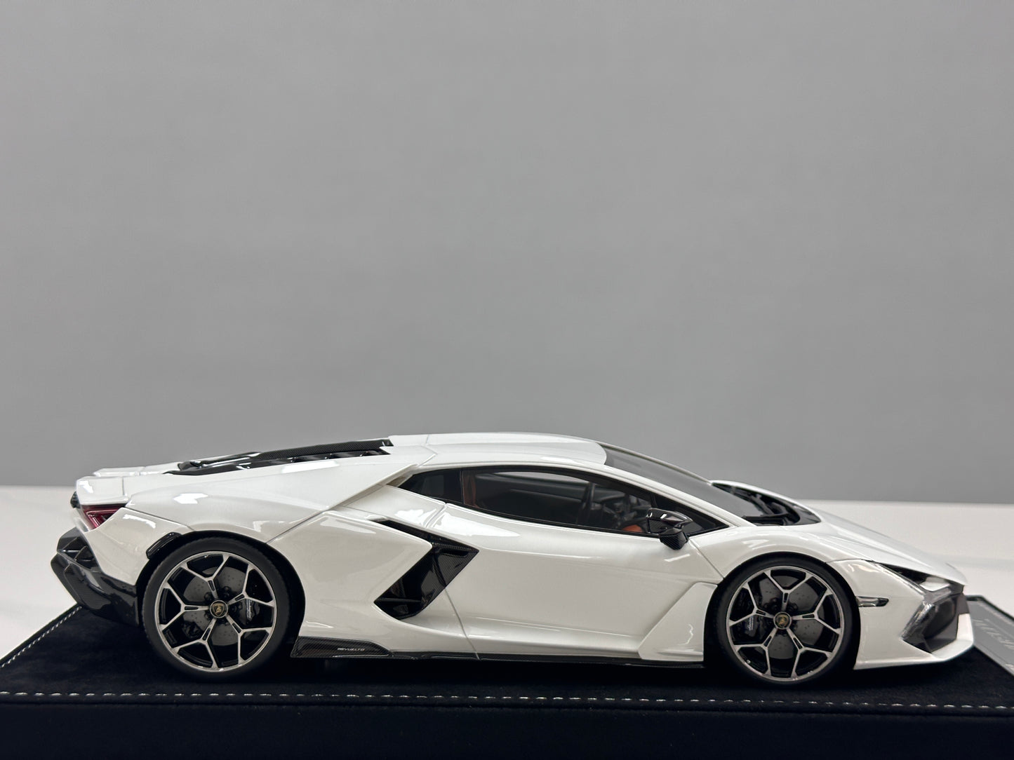 HH Model 1/18 Lamborghini Revuelto Metallic White HH616