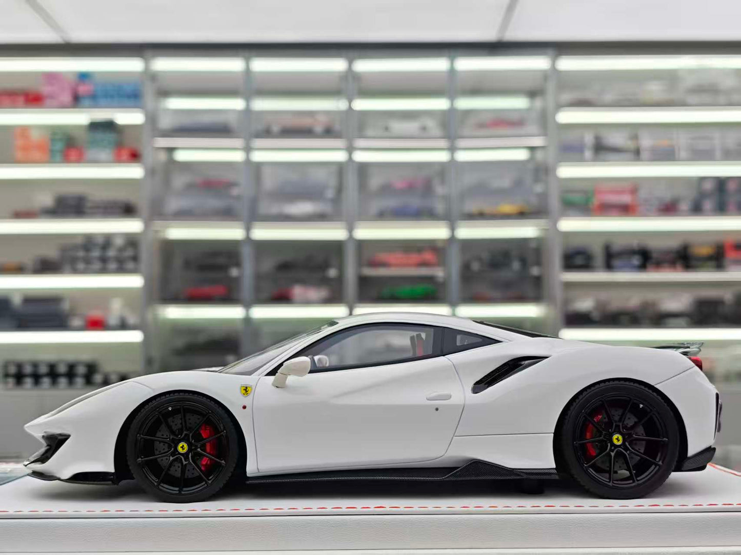 GH MODEL 1/18 Ferrari Novitec 488pista Glowing Green GH008