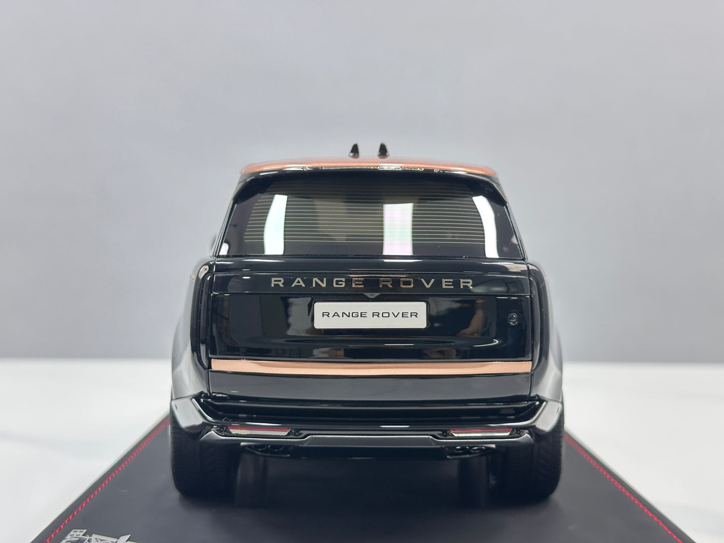 BBA MODEL 1:18 Land Rover Range Rover Autobiography – Black & Gold (BBA066)