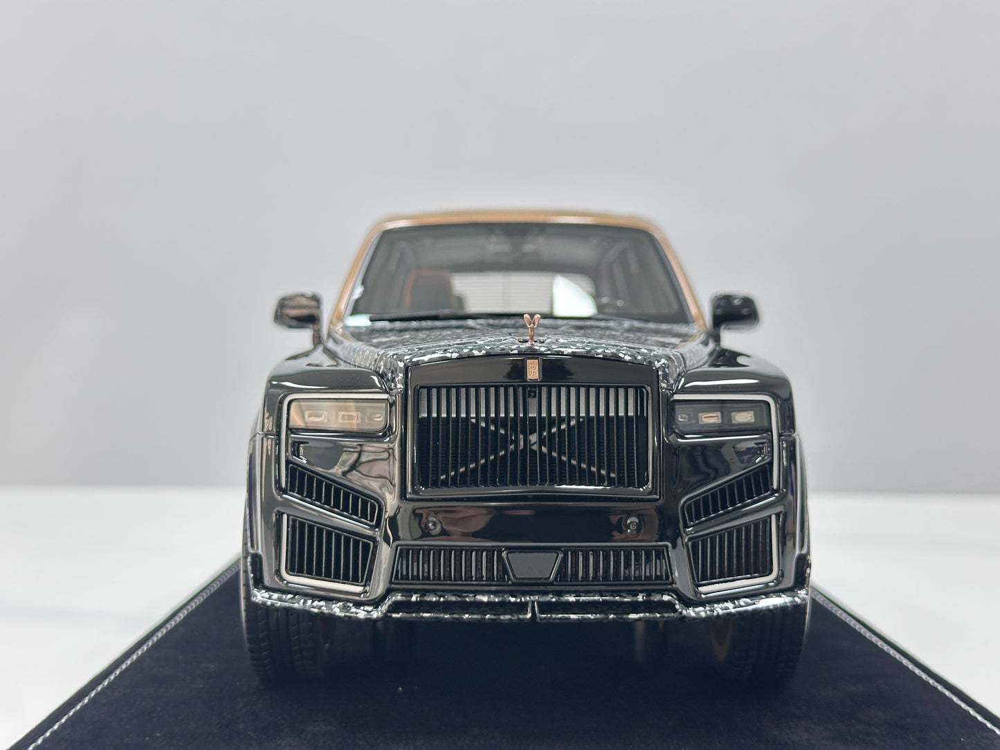HH MODEL 1/18 Rolls-Royce Cullinan Series II MANSORY – Piano Black / Gold Plated (HH699)