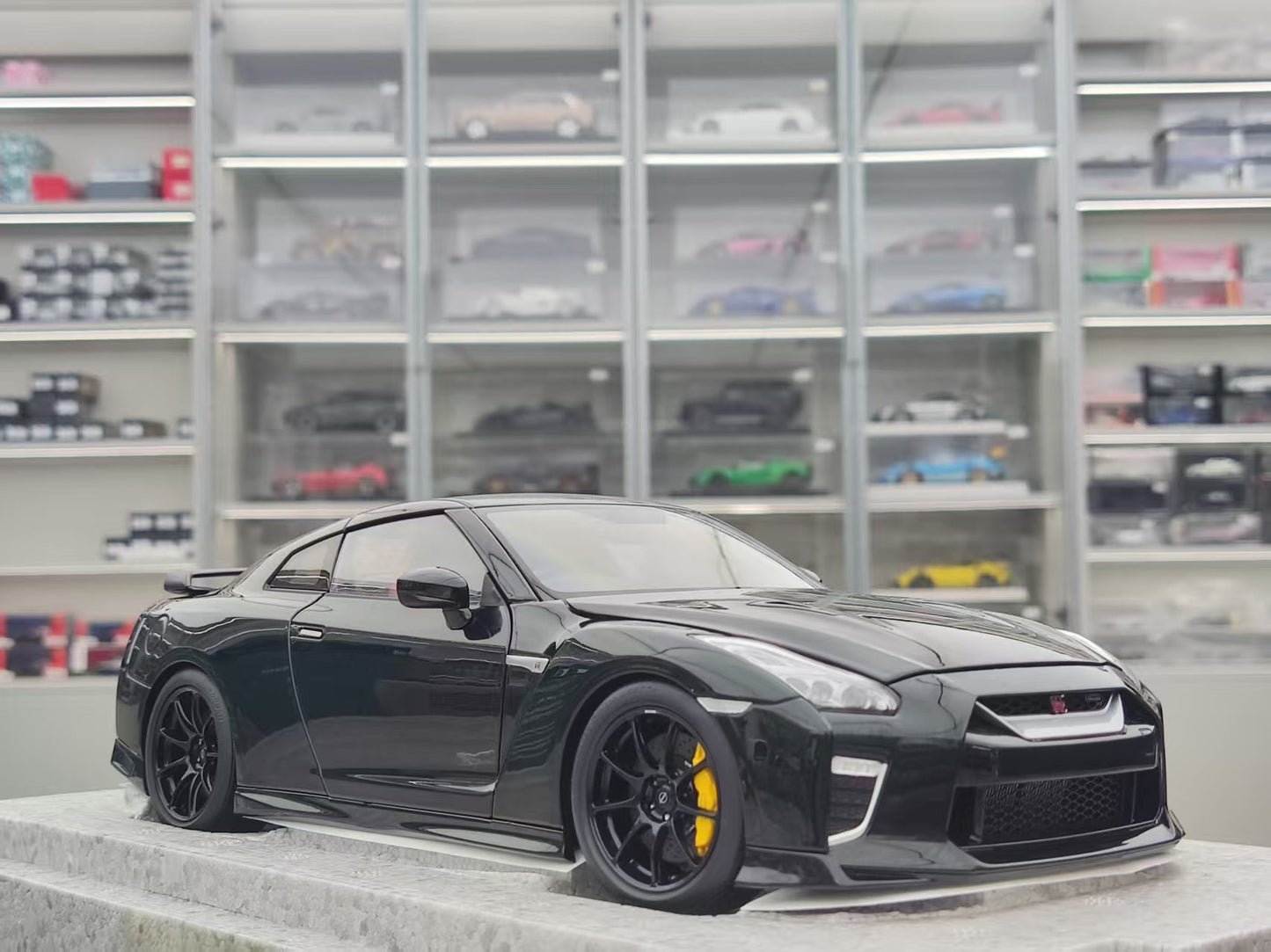 MOTORHELIX 1/18 Nissan GT-R (R35) Dark Green MH357