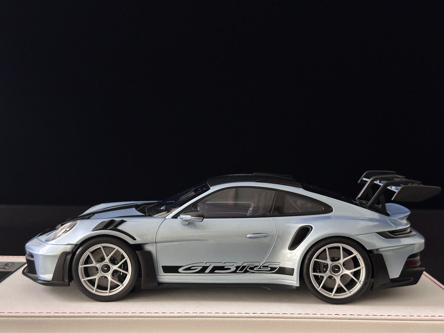 GH MODEL 1/18 Porsche 992 GT3RS Ice Blue GH016