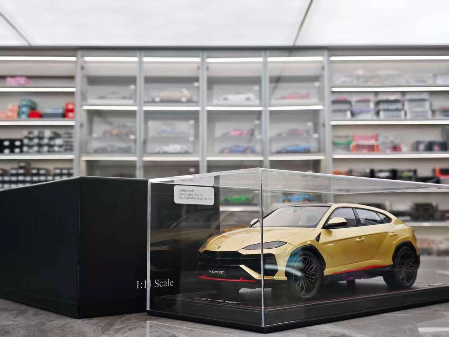 MR 1/18 Lamborghini Urus SE Champagne Gold LAMBO061C