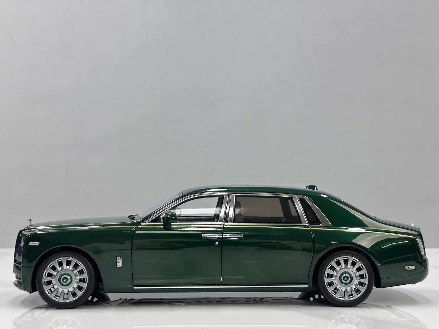 ZP 1/18 Rolls-Royce Phantom VIII (Gold Badge / Leather Suitcase Edition) – Peninsula Green (ZP117)