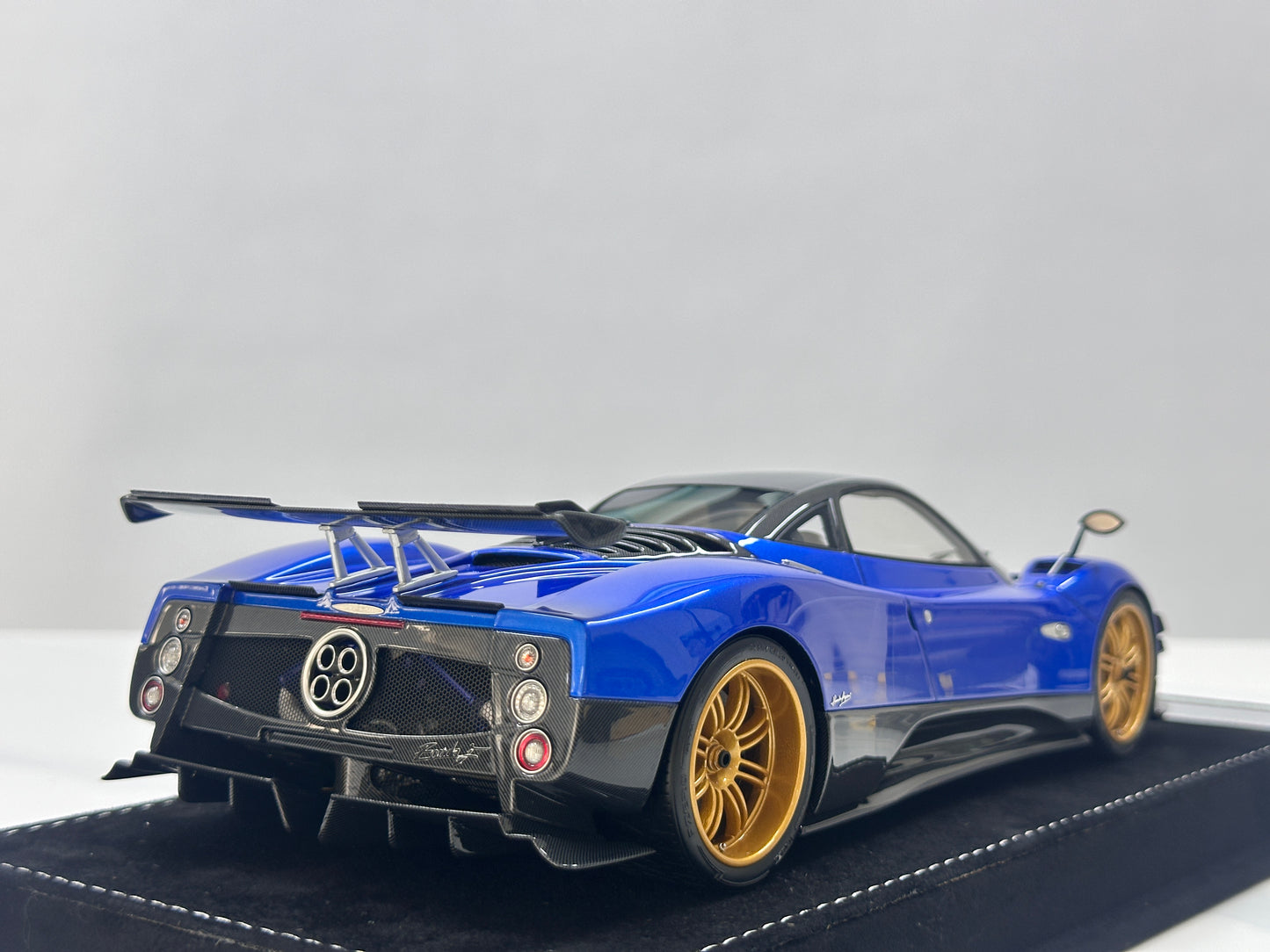 HH Model 1/18 Pagani Zonda F – Dark Blue with Gold Wheels (HH701)