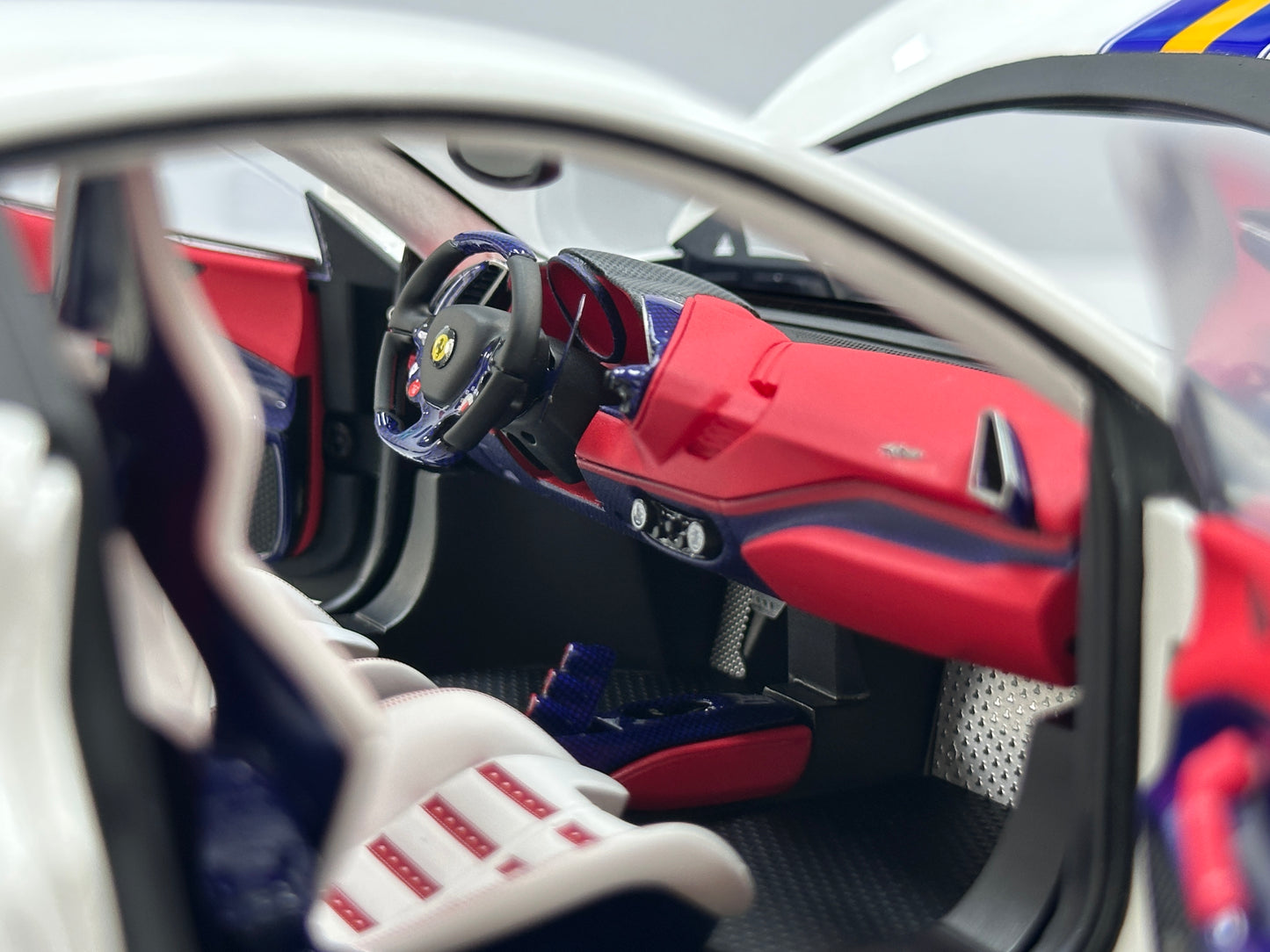 DM Pro 1:18 Ferrari 488 pista  – Black Base, Style E – White – Full-Opening Resin Model (DGP005B)