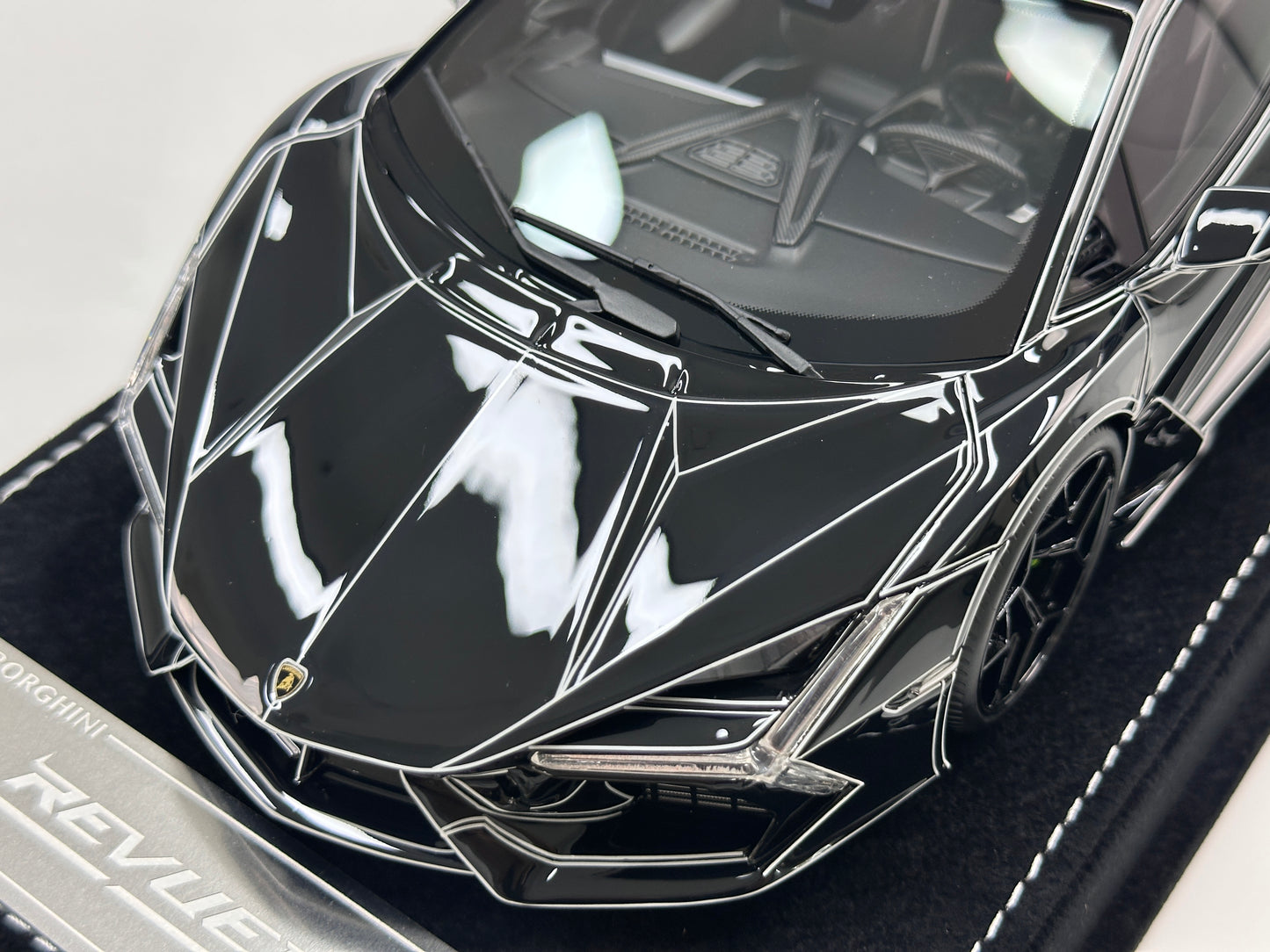 HH Model 1/18 Lamborghini Revuelto Black Luminous Crackle Pattern HH625