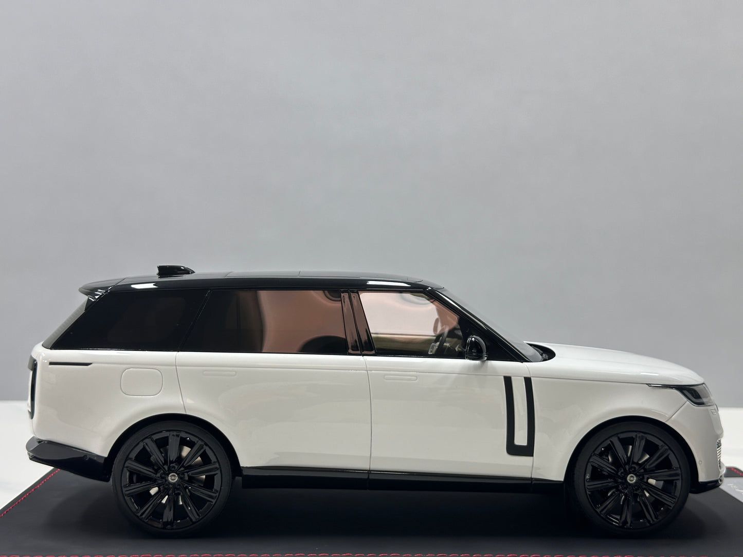 BBA MODEL 1/18 Land Rover Range Rover SVAutobiography – "Black & White Panda" (BBA067)