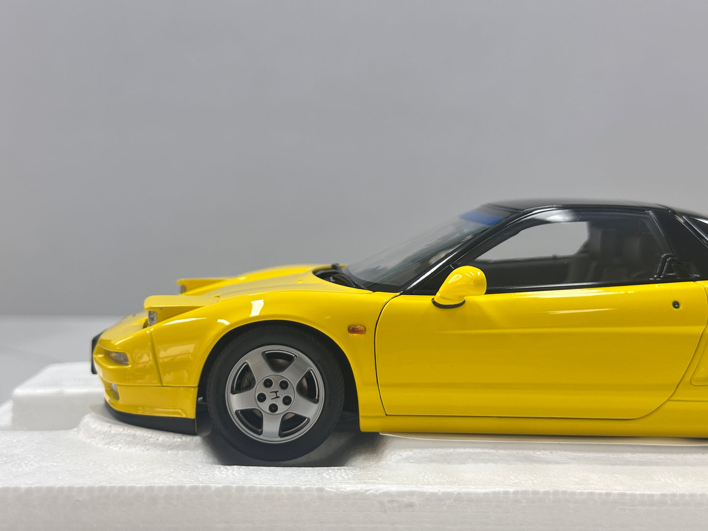 LCD 1/18 Honda NSX 1st Generation (MK1/NA1) Yellow LCD18022-YE