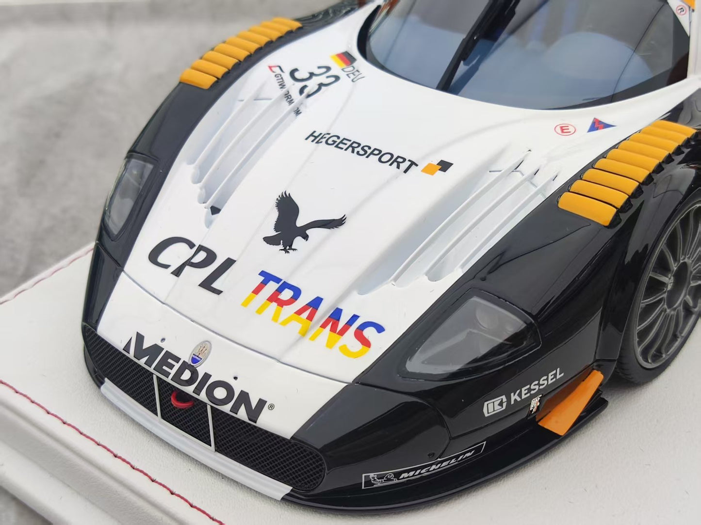 GL 1/18 Maserati MC12 Track Edition Black + White JS-GL019