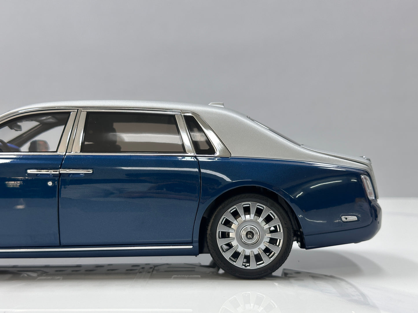 ZP 1/18 Rolls-Royce Phantom VIII – Silver / Pikes Peak Blue (ZP122)