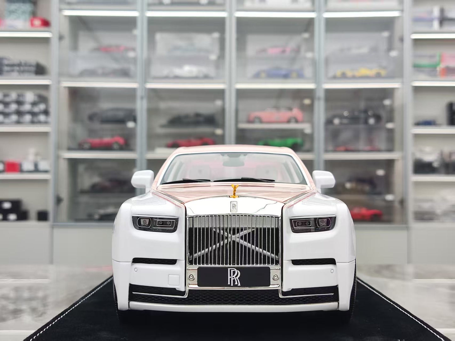 HH Model 1/18 Rolls-Royce Phantom Series II Blush Pink/White HH538