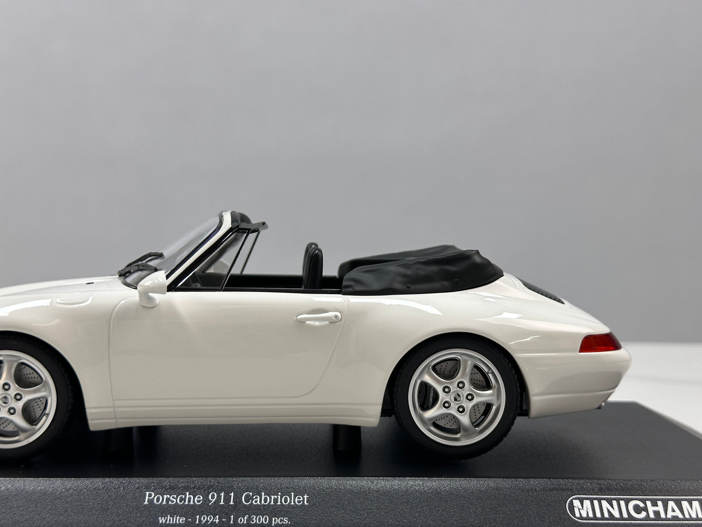 MINICHAMPS 1/18 Porsche 911 (993) Cabriolet White 155061131