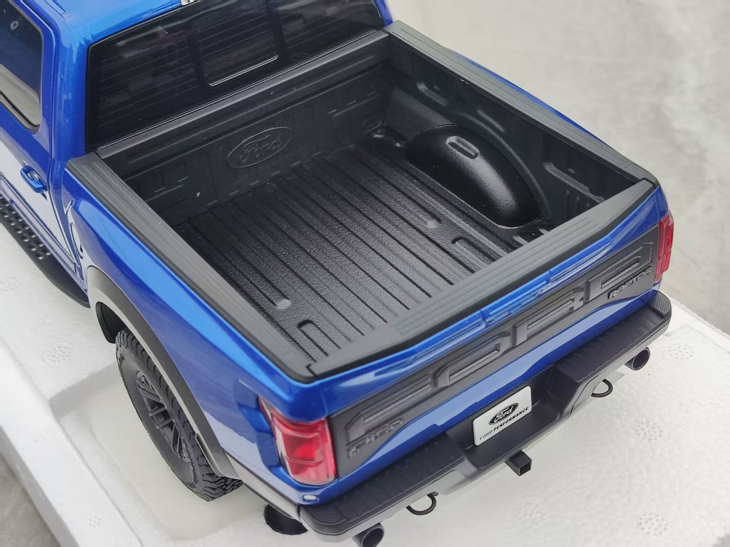 AUTO Art 1/18 Ford F-150 RAPTOR SUPERCREW 2019 Blue 72949