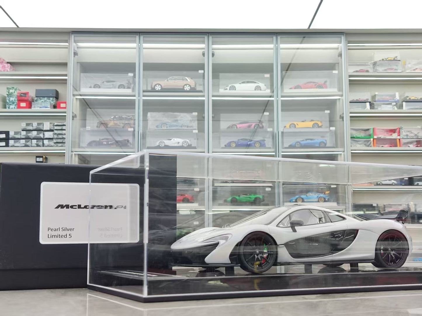 DINOMODEL 1/18 McLaren P1 Carbon Sole Pearl Silver DMP002