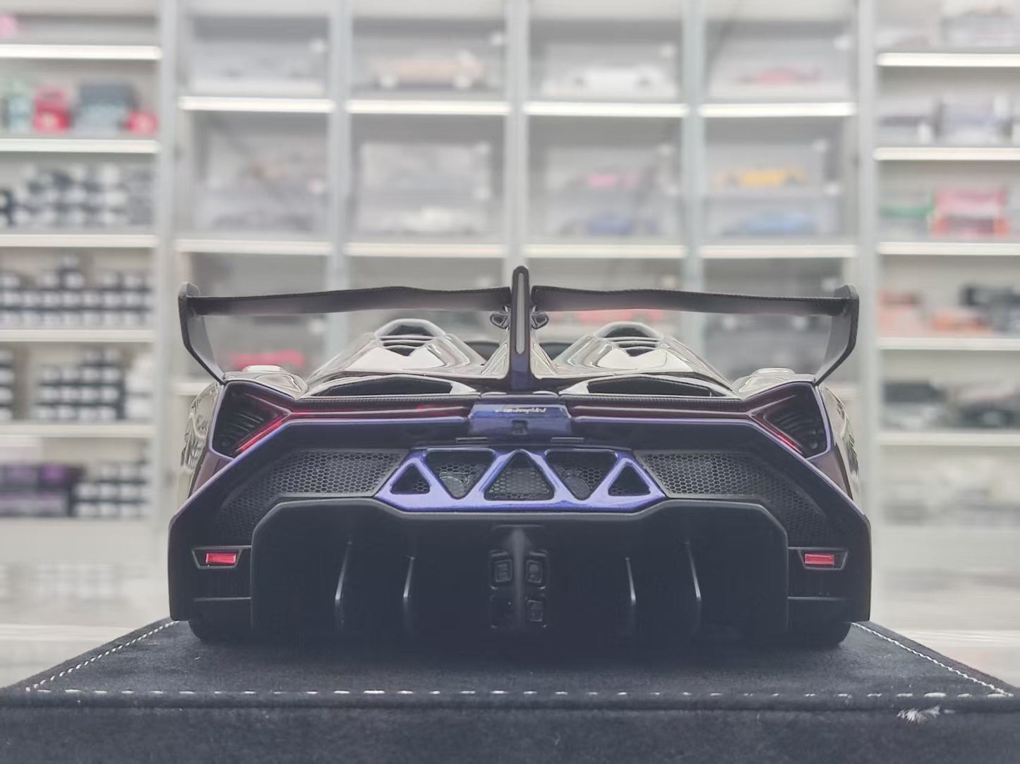 HH Model 1/18 Lamborghini Veneno Roadster, Chameleon Purple HH562