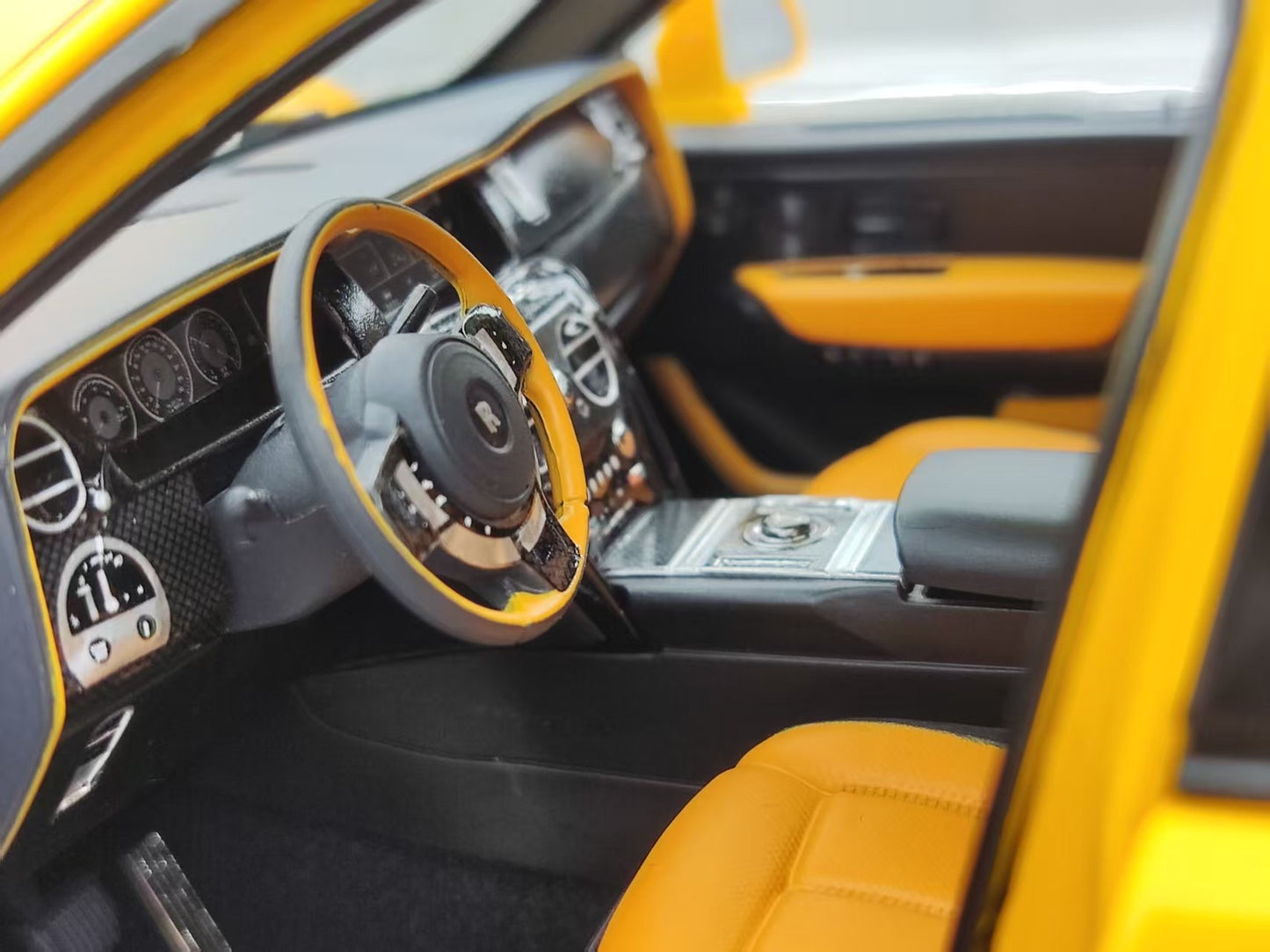 ZP 1/18 Rolls-Royce Cullinan BB Fishing Seat, Metallic Yellow ZP109