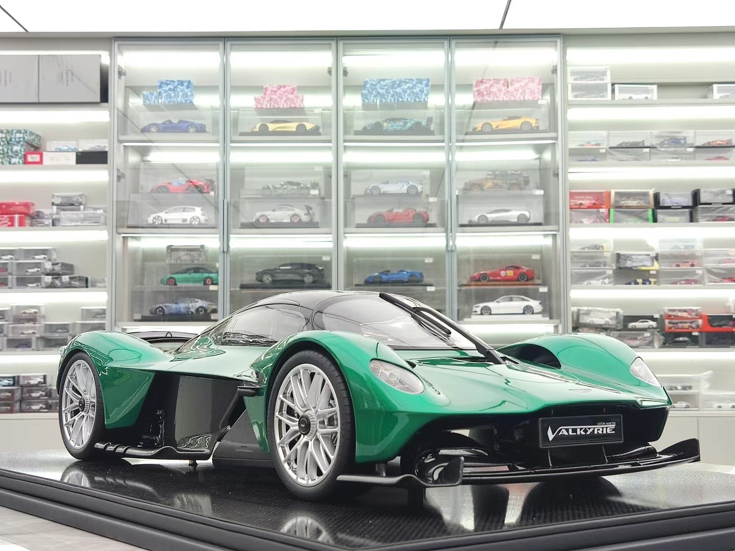 FRONTIART 1/8 Aston Martin Valkyire, British Green FA186