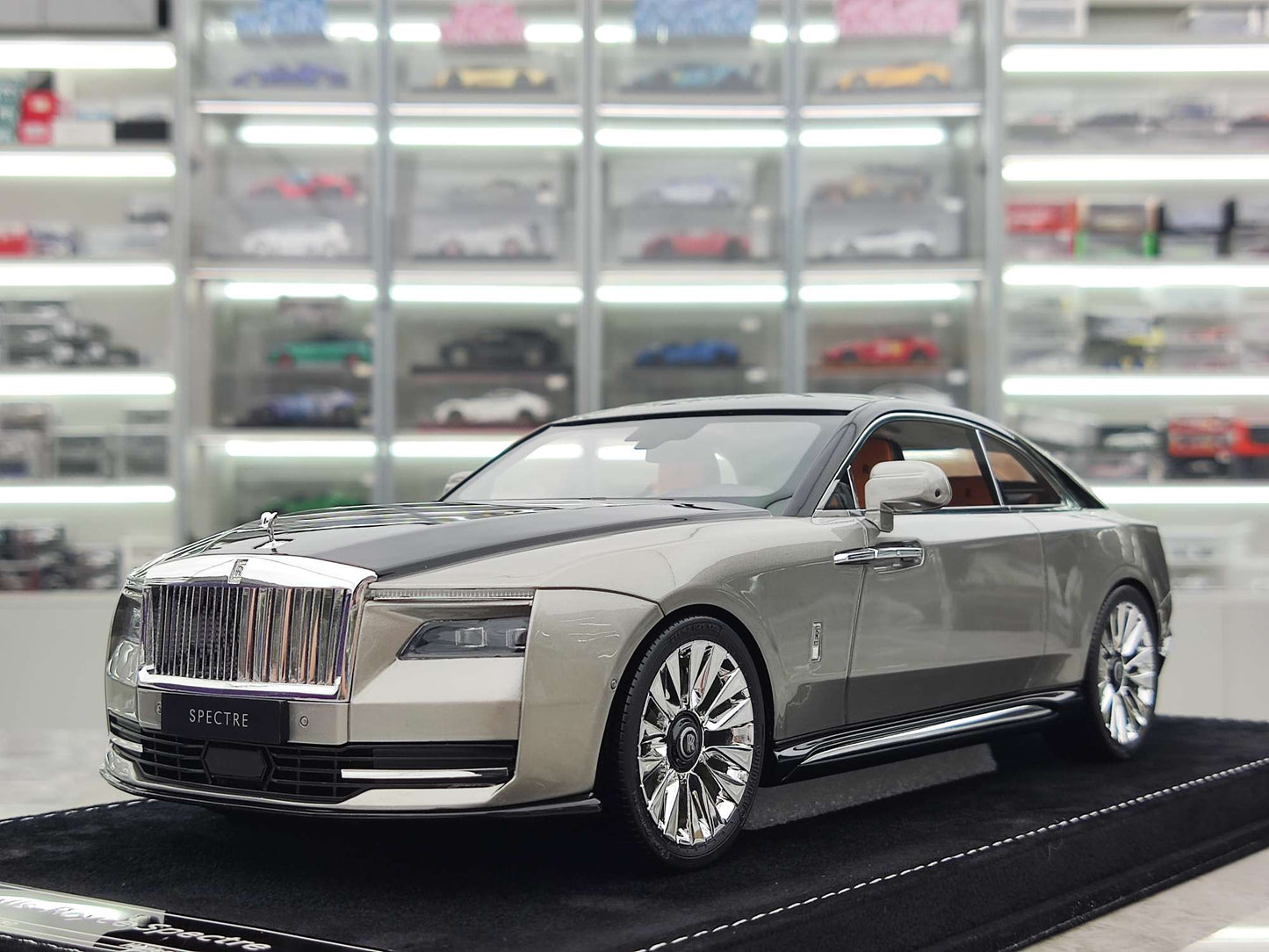 HH Model 1/18 Rolls-Royce Spectre, Platinum Grey/Diamond Black (HH375)