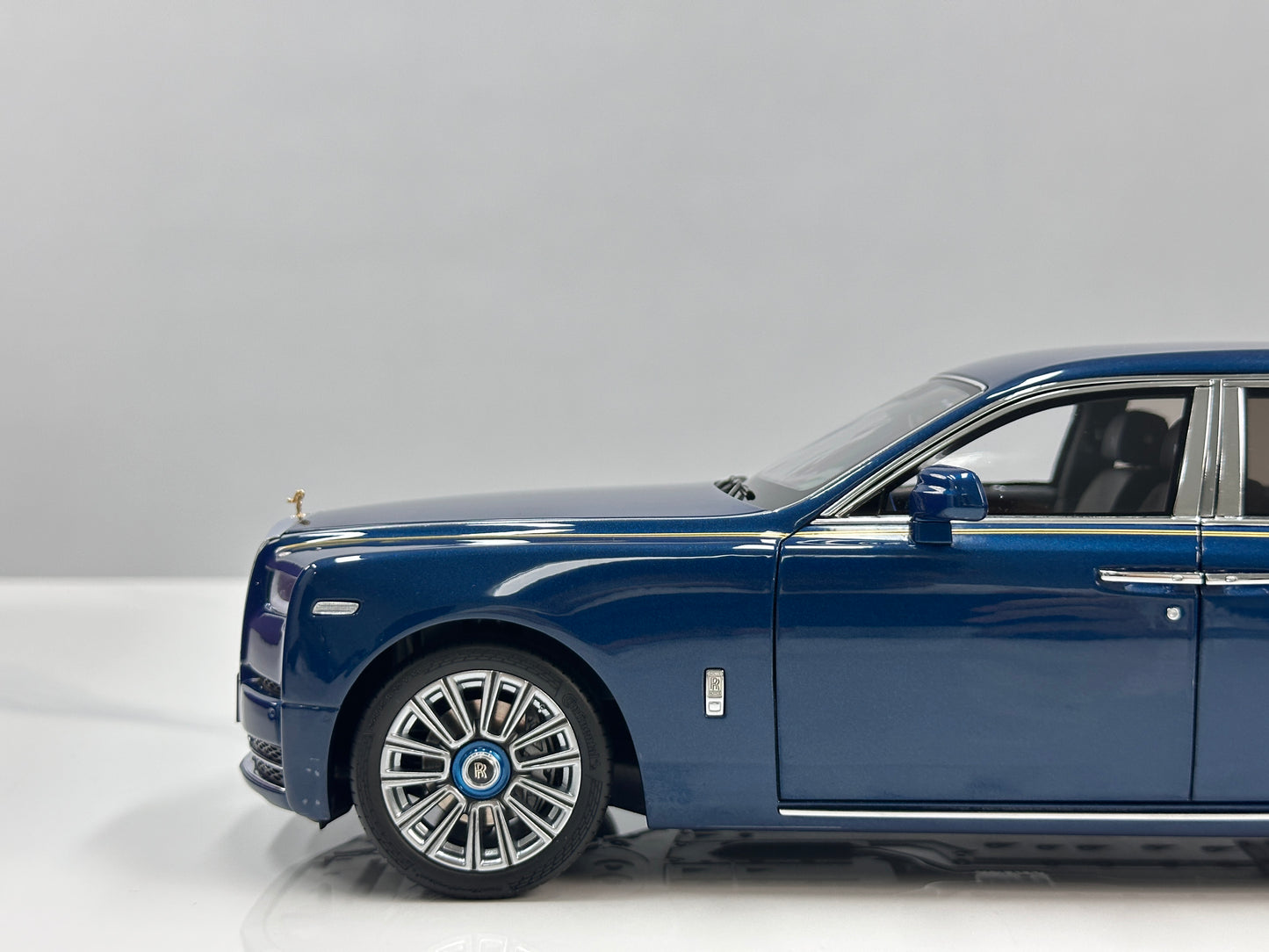 ZP 1/18 Rolls-Royce Phantom VIII (Gold Badge / Leather Suitcase Edition) – Pikes Peak Blue (ZP118)
