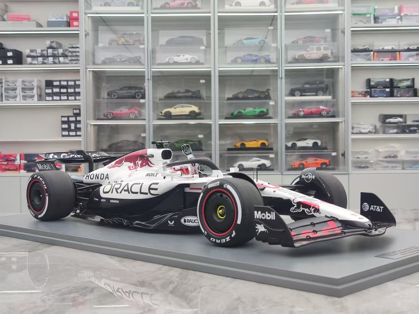 Spark 1/12 Oracle Red Bull F1 RB21 2025 Japan Grand Prix Victory No. 1 Verstappen White