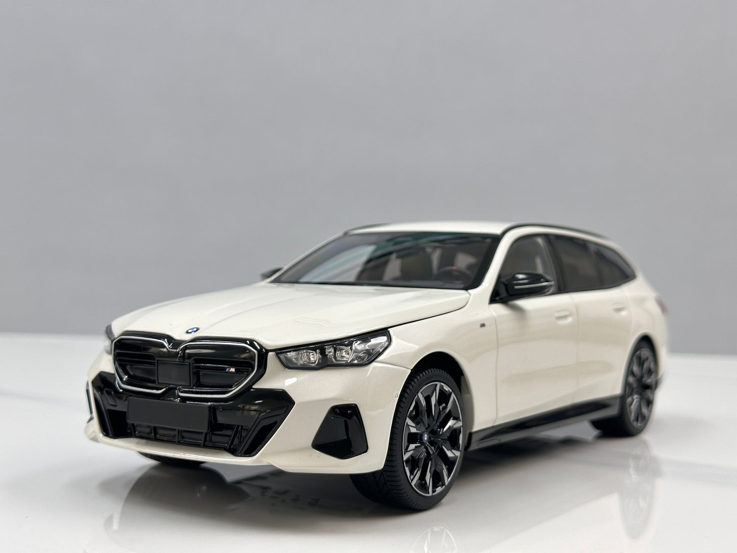 MINICHAMPS 1/18 BMW i5 M60 Touring 2024 Metallic White 110023601