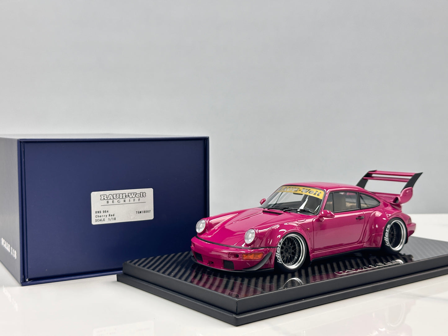 TGM Model 1/18 Porsche RWB 964 – Rose Pink (TGM007)