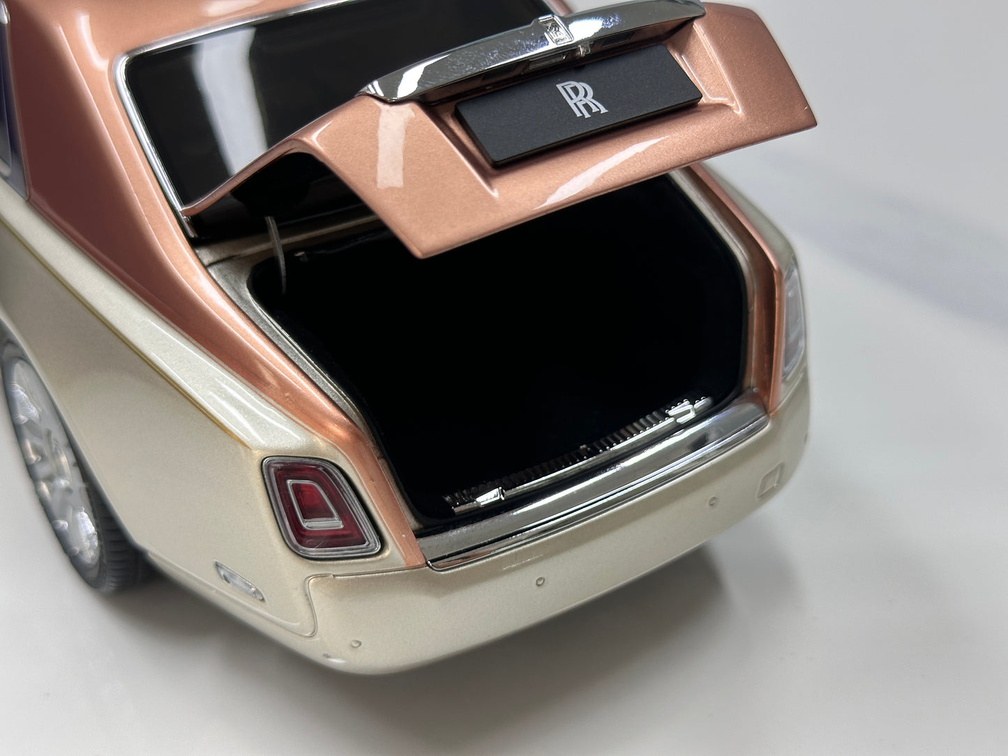 ZP 1/18 Rolls-Royce Phantom VIII Rose Gold/Champagne Gold ZP121