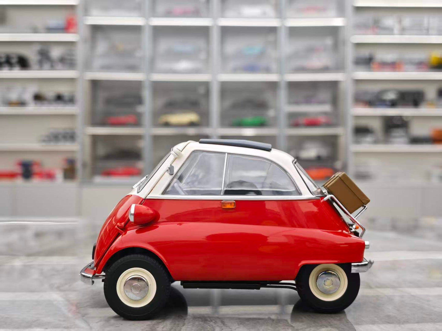 MINICHAMPS 1:18 BMW ISETTA -1955 Red 110024001