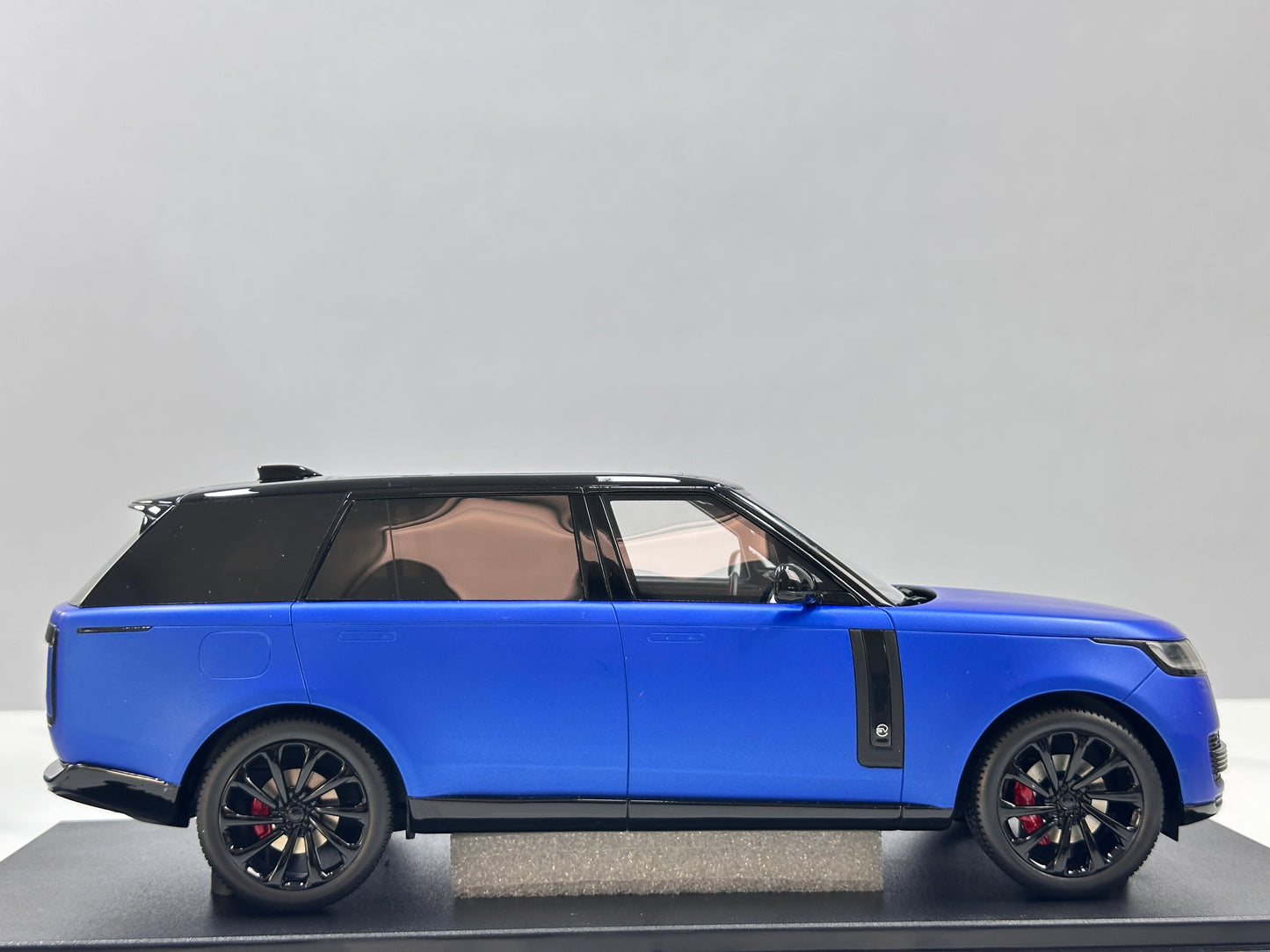 GT Spirit 1/18 Land Rover Range Rover P615 SV Blue GT540