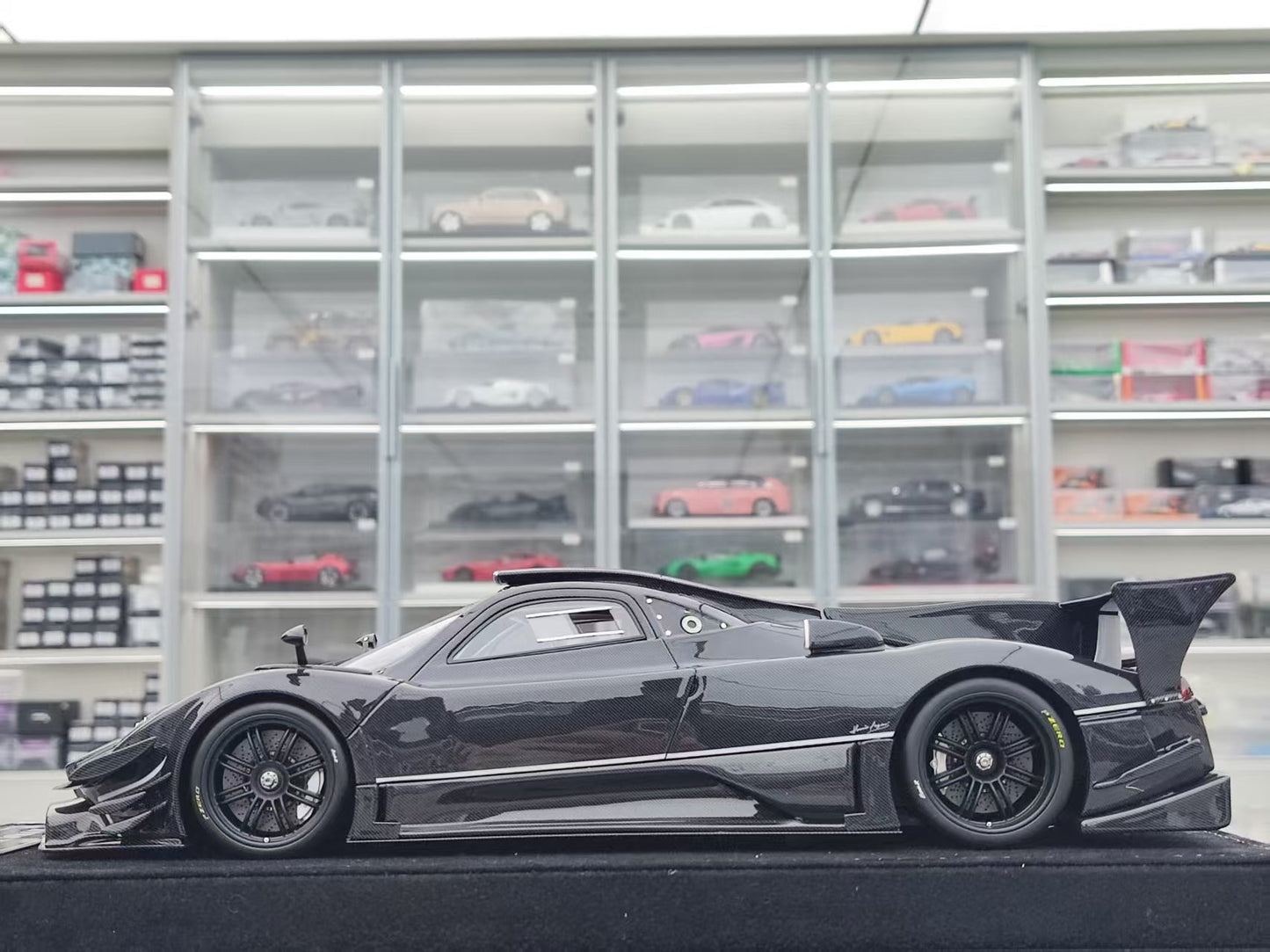 HH Model 1/18 Pagani Zonda R & Evolution Specials Black Carbon HH456