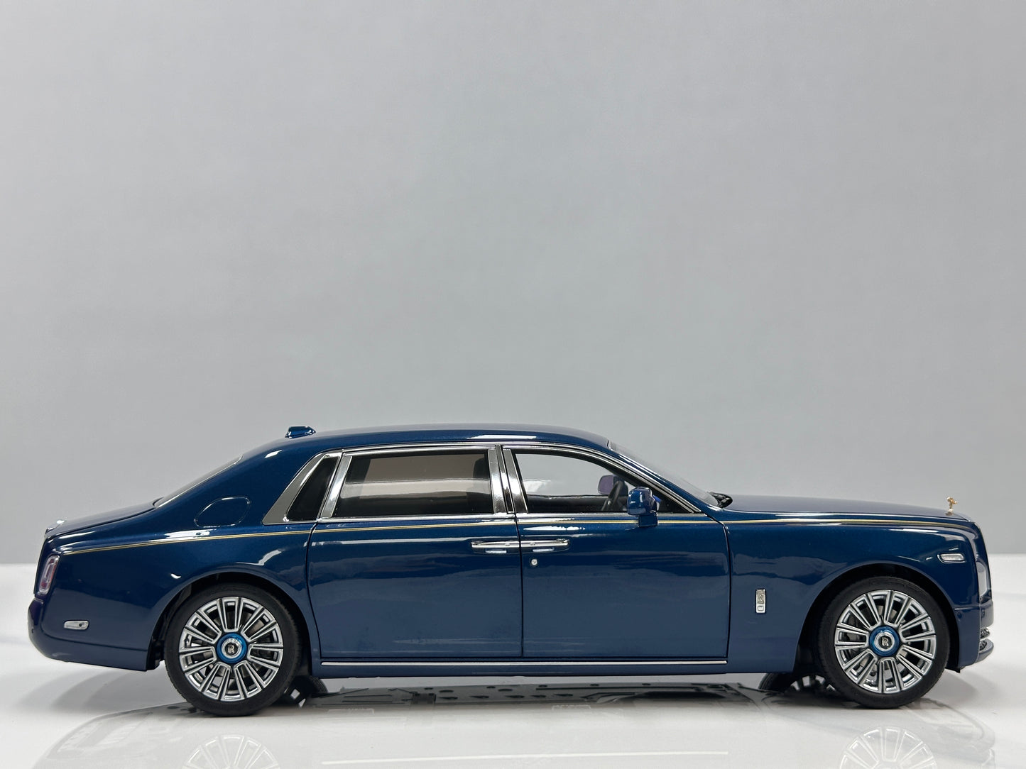 ZP 1/18 Rolls-Royce Phantom VIII (Gold Badge / Leather Suitcase Edition) – Pikes Peak Blue (ZP118)